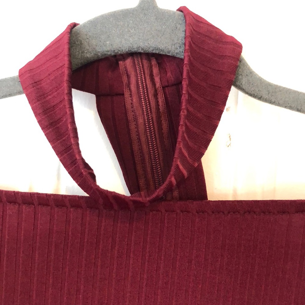 Off the Shoulder with attached choker - Picture 3 of 3